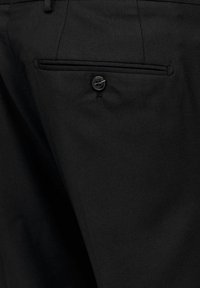 Schwarze, maßgeschneiderte Hose aus strukturiertem Stoff, mit einer diskreten Gesäßtasche mit Knopfverschluss und klaren Linien für ein formelles Erscheinungsbild.