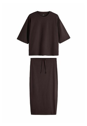 Dunkelbraunes zweiteiliges Set mit lockerem kurzärmligem Crop-Top und einem hoch taillierten, geraden Midirock mit Kordelzug in der Taille.