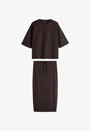 Dunkelbraunes zweiteiliges Set mit lockerem kurzärmligem Crop-Top und einem hoch taillierten, geraden Midirock mit Kordelzug in der Taille.