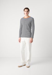 Mads Nørgaard TOBIAS - Pikkade varrukatega topp - white black