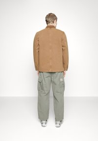 Carhartt WIP Tunn jacka - light brown