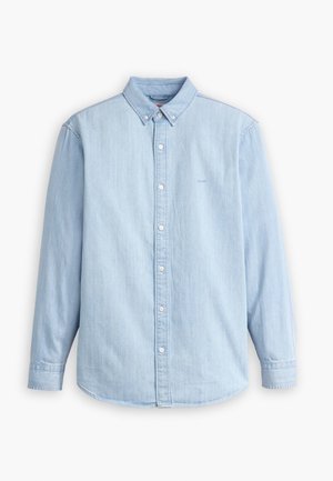Chemise en denim bleu clair avec un col boutonné, des manches longues et un ourlet arrondi. Présente des boutons blancs et une broderie de logo discrète.