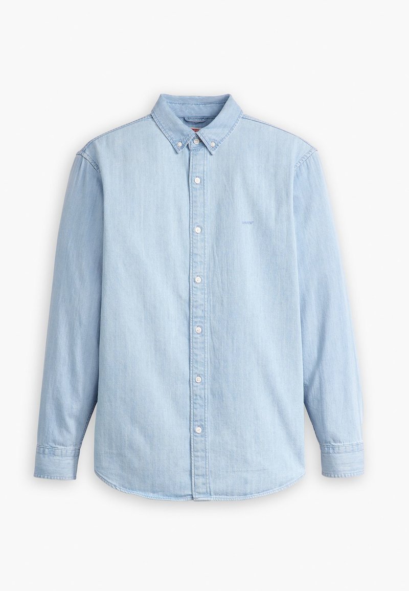 Chemise en denim bleu clair avec un col boutonné, des manches longues et un ourlet arrondi. Présente des boutons blancs et une broderie de logo discrète.