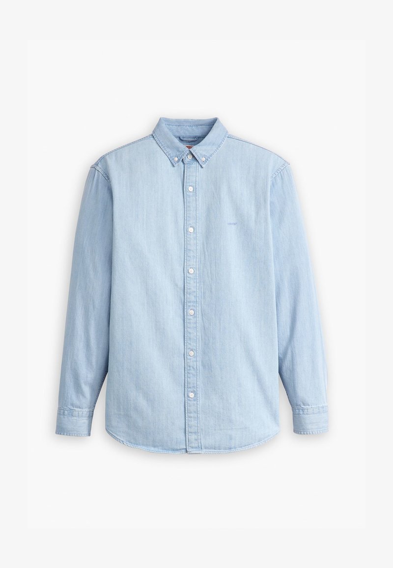 Chemise en denim bleu clair avec un col boutonné, des manches longues et un ourlet arrondi. Présente des boutons blancs et une broderie de logo discrète.