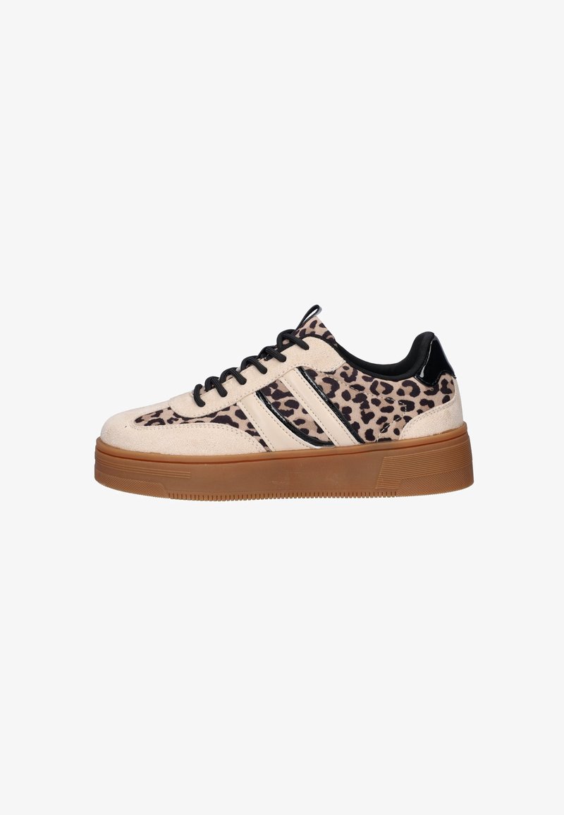 Sneakers met een beige suède bovenkant, accenten in luipaardprint, zwarte synthetische afwerking en een dikke rubberen zool van gom. Veters zijn zwart.