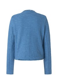 Veste bleue texturée avec une silhouette courte, des manches longues et un ourlet à franges. Le matériau semble tissé, avec une finition douce.