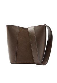 Brązowa skórzana torba na ramię o miękkiej fakturze, ustrukturyzowanym kształcie i szerokim pasku na ramię. Charakteryzuje się minimalistycznym designem i zaokrąglonymi krawędziami.