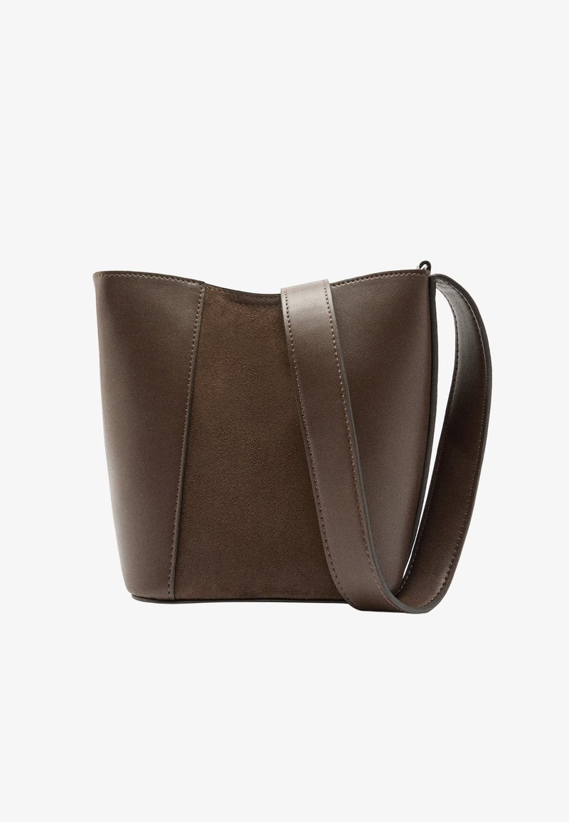 Brązowa skórzana torba na ramię o miękkiej fakturze, ustrukturyzowanym kształcie i szerokim pasku na ramię. Charakteryzuje się minimalistycznym designem i zaokrąglonymi krawędziami.