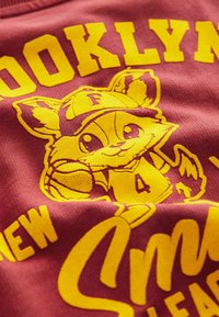 Next VARSITY   czerwony