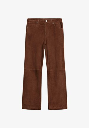 Braune Wildleder-Hose mit weitem Bein aus glattem Material, im Fünf-Taschen-Design und mit silbernem Zubehör. Die Hose hat einen geraden Schnitt und klare Linien.