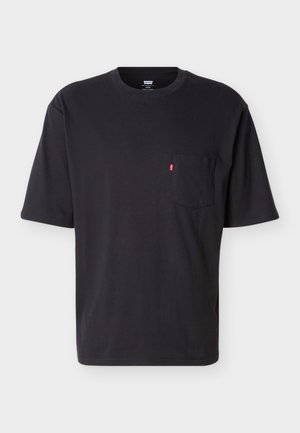 Czarny T-shirt z krótkim rękawem i okrągłym dekoltem, z kieszenią na piersi i małą czerwoną metką z logo Levi's na kieszeni, na jasnym, jednolitym tle.