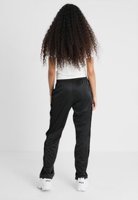 Fila GERALYN BUTTON PANTS - Pantalon de survêtement - black