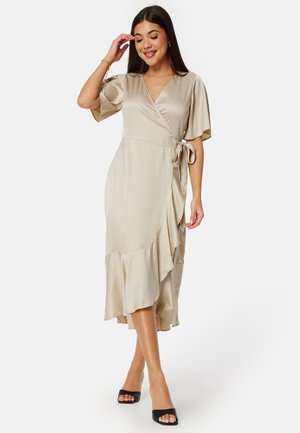 Beige wikkeljurk met korte fladdermouwen, een strik bij de taille en een gerimpelde zoom, gemaakt van een gladde, glanzende stof.