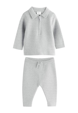 Lysegråt strikket babyoutfit med lange ærmer, krave, lynlås foran og matchende bukser med snor og struktureret mønster.