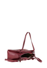 Borsa a mano in pelle bordeaux con finitura texture, dotata di due scomparti con zip, una lunga tracolla regolabile e una forma strutturata.