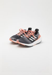 Zwarte en grijze sport schoenen met lichtroze veters. Voorzien van drie witte strepen aan de zijkanten en een gestructureerde bovenkant. Zwarte loopzool.