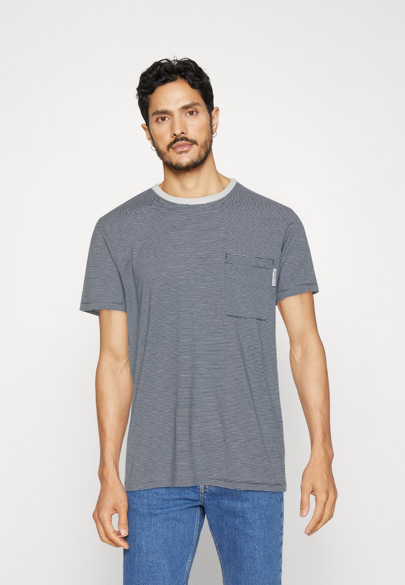 Marc O'Polo DENIM SHORT SLEEVE RELAXED CHEST POCKET - T-Shirt print ...