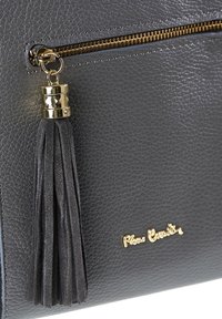 Sac en cuir noir texturé avec fermeture éclair dorée et pompon, présentant un petit logo de marque doré à l'avant.