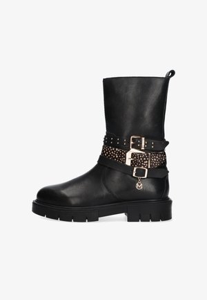 Zwarte leren laars met een hoge schacht, voorzien van twee decoratieve banden: één zwart met studs en een band met luipaardprint. Dikke zool.