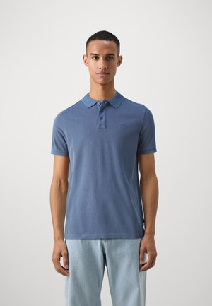 Pánska polo košeľa krátky rukáv v svetlomodrej bavlne, s golierom, trojbodovým zapínaním a diskrétnym logom na hrudi.