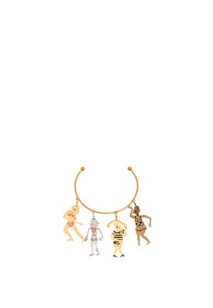 Pulsera rígida de oro con cuatro pequeños colgantes en forma de mujeres con diferentes trajes de baño estampados y variados tonos de piel.