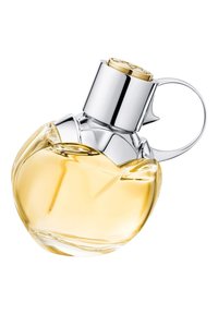 Duidelijke glazen parfumfles in de vorm van een bloem met een zilveren dop en een gouden accent bovenop; gevuld met lichtgele vloeistof.
