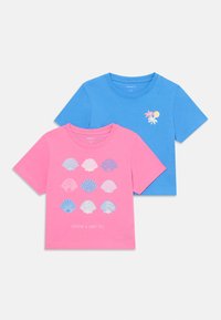 Deux T-shirts en coton : l'un bleu avec un petit soleil brodé et un motif de palmier, et l'autre rose avec un motif de coquillage.