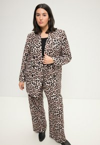 Leopardprint blazer en broekset, met zwarte en roze tinten, met een ontspannen pasvorm en knoopaccenten. Soepele stoftextuur.