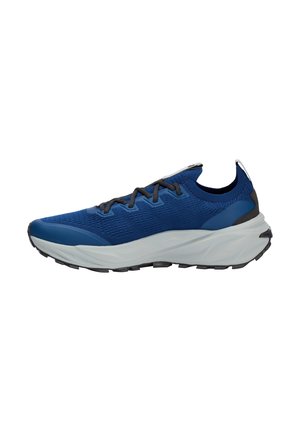 Scarpa sportiva blu in maglia con lacci neri, suola spessa bianca, battistrada nero e design con collo slip-on, vista laterale su sfondo bianco.