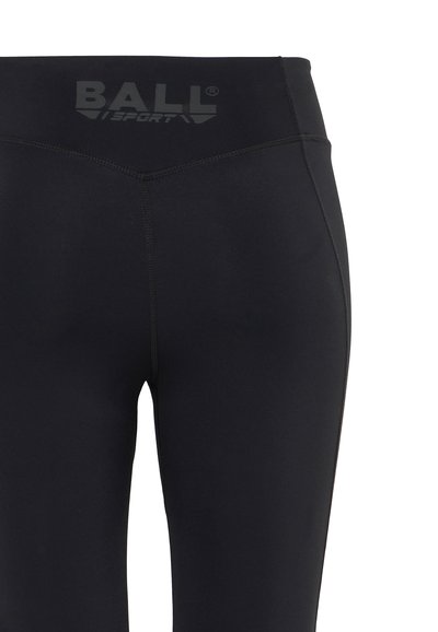 Crne atletske tajice s visokim pojasom, sa sivoj logotipom "BALL" na vrhu, i čvrstom, glatkom teksturom kroz cijelu dužinu.