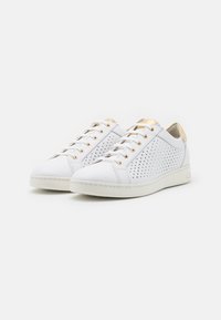 Sneaker bianche in pelle con lati perforati, dettagli dorati sul tallone e sulla linguetta, suola piatta bianca, sei occhielli e lacci piatti.