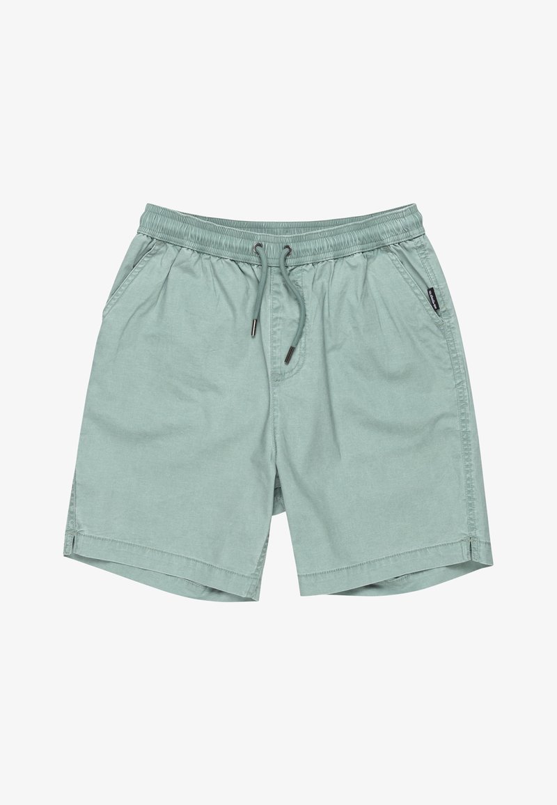 Shorts décontractés vert clair avec ceinture élastique, cordon réglable, poches latérales et petite étiquette de marque sur la poche droite.