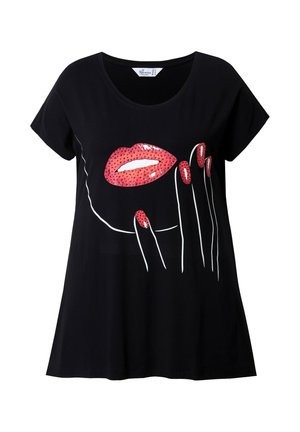 T-shirt nero a maniche corte con una grafica di labbra rosse lucide con bordi bianchi e un'arte delle unghie rossa su tessuto nero, creando un design accattivante.