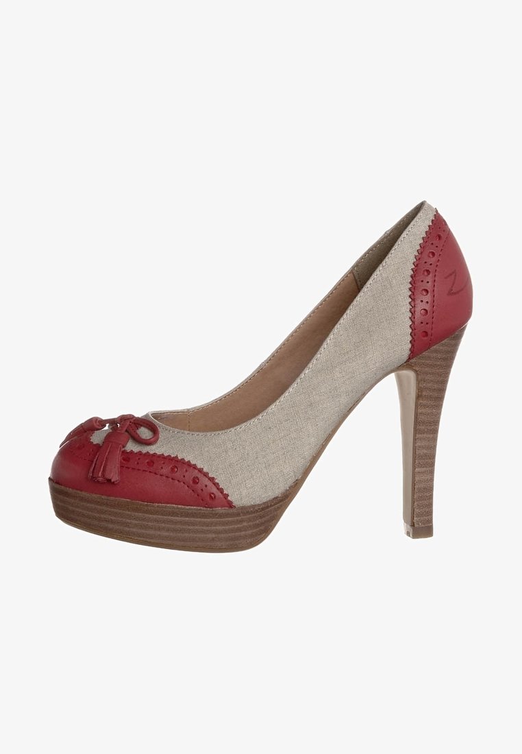 Chaussure à talon haut rouge et beige confectionnée en matériaux textiles et en cuir, à bout rond, avec un nœud décoratif, des détails perforés et une plateforme imitant le bois.