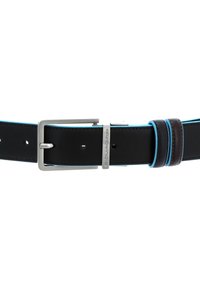 Cintura in pelle nera con cuciture blu chiaro, fibbia in metallo argentato e un dettaglio in pelle marrone. Presenta diversi fori di regolazione.