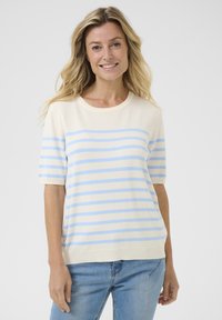 Pull à manches courtes crème avec des rayures horizontales bleu clair, encolure arrondie et coupe décontractée. Tissu en tricot texturé.