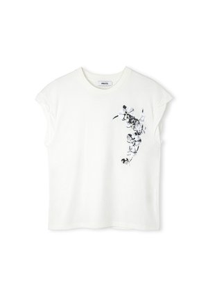 Weißes Baumwoll-T-Shirt mit umgeschlagenen Ärmeln, versehen mit einem schwarz-weißem Blumenmuster auf der linken Seite. Sanfter Stoff und lockere Passform.