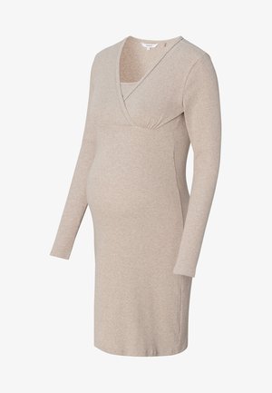 Beige Langarm-Maternity-Kleid aus weichem Rippmaterial mit Überkreuz-V-Ausschnitt und gerafftem Detail unter der Brust für zusätzlichen Komfort.