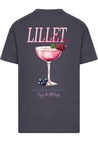 Grå t-shirt med et grafik af en pink cocktails i et glas, pyntet med blåbær og brombær, med teksten "LILLET Wildberry."