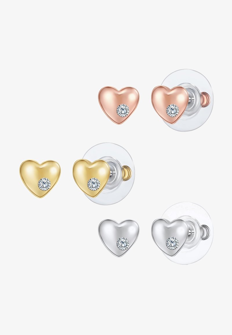 Tres pares de pendientes en forma de corazón en oro rosa, oro amarillo y plata, cada uno con un acento de cristal transparente. Acabado suave, montados en respaldos transparentes.