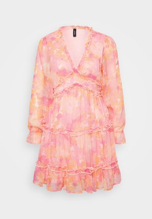 Sukienka o florystycznym wzorze, w odcieniach różu i pomarańczy, z dekoltem w kształcie litery V, falbankami i długimi puffowanymi rękawami, wykonana z lekkiego materiału.