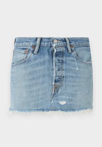 Φούστα μίνι από ανοιχτό μπλε τζιν με κουμπιά μπροστά, θηλιές για ζώνη, τσέπες, φθαρμένες λεπτομέρειες και ξεφτισμένο τελείωμα σε ουδέτερο φόντο.