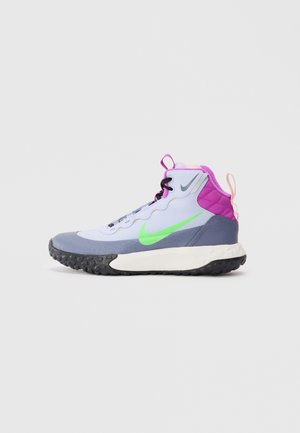Baskets Nike montantes en bleu clair, gris et violet avec un logo Swoosh vert fluo, semelle noire et languettes roses, montrées de profil.