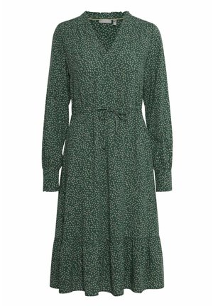 Zielona sukienka midi z długim rękawem, w drobny biały kwiatowy wzór, z dekoltem w serek, wiązana w talii oraz z falbaniastym dołem.