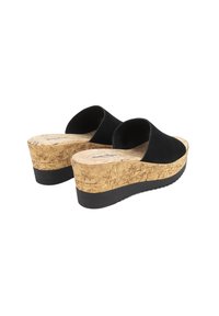 Zoccoli neri in suede senza lacci con tacco in sughero e suola in gomma nera, caratterizzati da una texture liscia e da un design minimale.