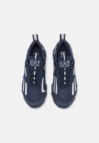 EA7 Emporio Armani ULTIMATE KOMBAT UNISEX - Sportcipő - black iris/silver reflective