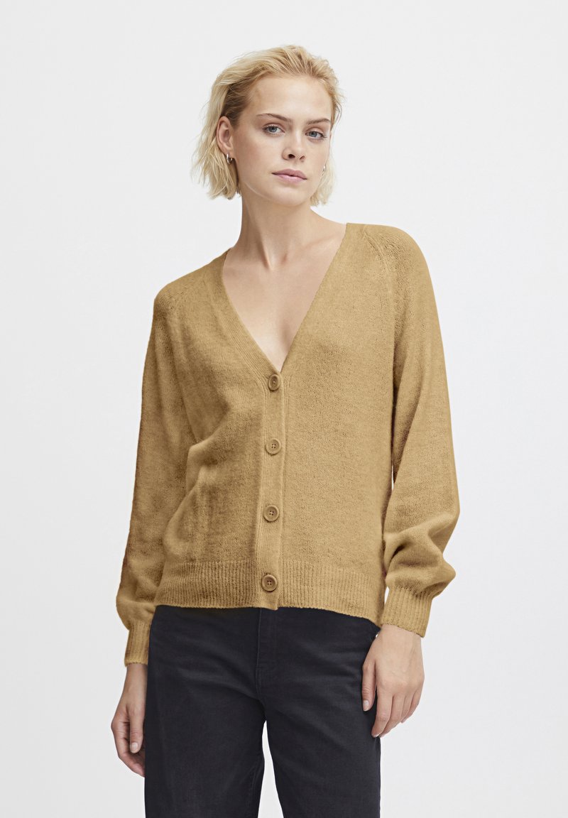 Beige, gestrickte Strickjacke mit V-Ausschnitt, sieben Knöpfen auf der Vorderseite, gerippten Bündchen und Saum. Lange Ärmel und lockere Passform.