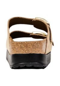 Sandales en liège avec une tige marron et une semelle noire. Elles disposent de deux sangles réglables avec des buckles dorés. Surface texturée.