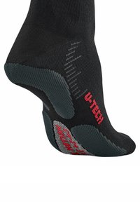 Calzino sportivo nero con imbottitura integrata, accenti grigi testurizzati, branding rosso e design aderente per il supporto.