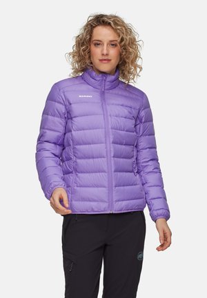 Lichtpaarse donsjacket met een hoge kraag, ritssluiting en horizontaal gestikte secties. Gemaakt van glanzend, geïsoleerd materiaal.